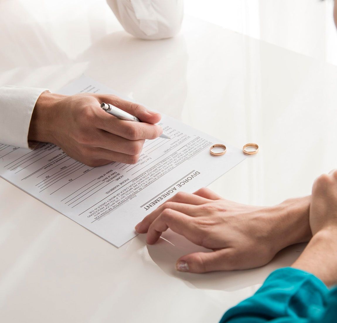 Te confrunți cu probleme legate de căsătorie, divorț, domiciliul copiilor, partajul averii comune sau violență în familie ș.a.?